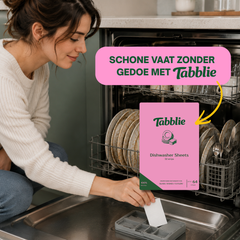 Vrouw legt een Tabblie vaatwasstrip in het tabletvak van de vaatwasser