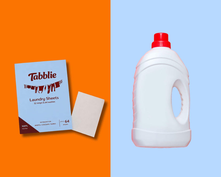 Links een pak Tabblie Wasstrips met een losse strip, rechts een witte plastic fles wasmiddel