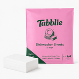 Tabblie vaatwasstrips pak met een stapel witte oplosbare vaatwasstrips ernaast