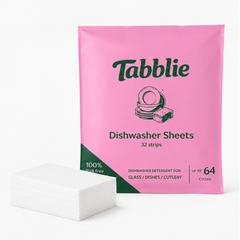 Tabblie vaatwasstrips pak met een stapel witte oplosbare vaatwasstrips ernaast