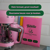 Tabblie vaatwasstrips op het aanrecht naast een roze espressomachine: klein formaat, groot resultaat