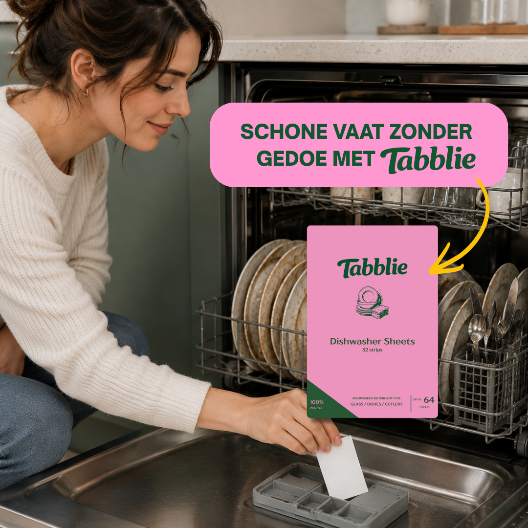 Vrouw legt een Tabblie vaatwasstrip in het tabletvak van de vaatwasser