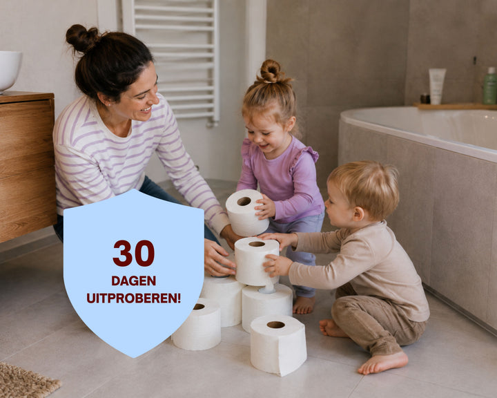 Moeder en twee kinderen spelen met toiletrollen in de badkamer