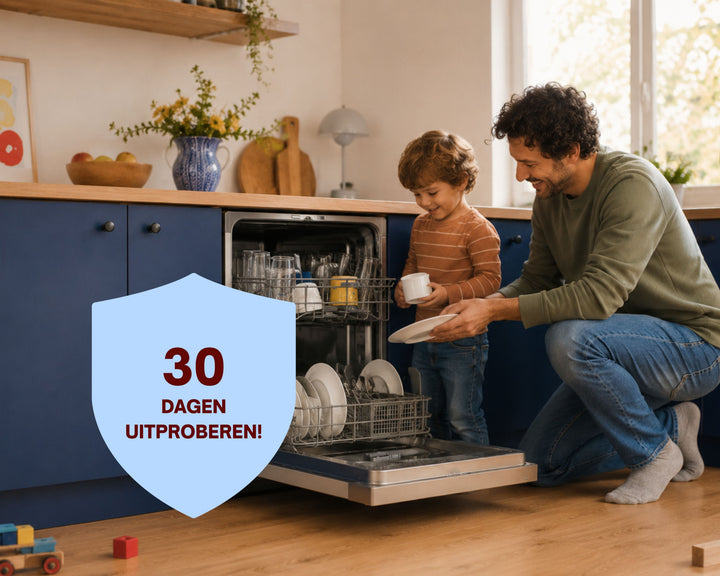 Vader en zoon ruimen samen de vaatwasser in