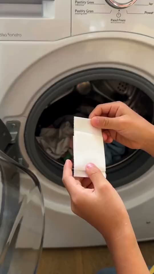 Tabblie wasstrip gaat de wasmachine in, als TikTok-video
